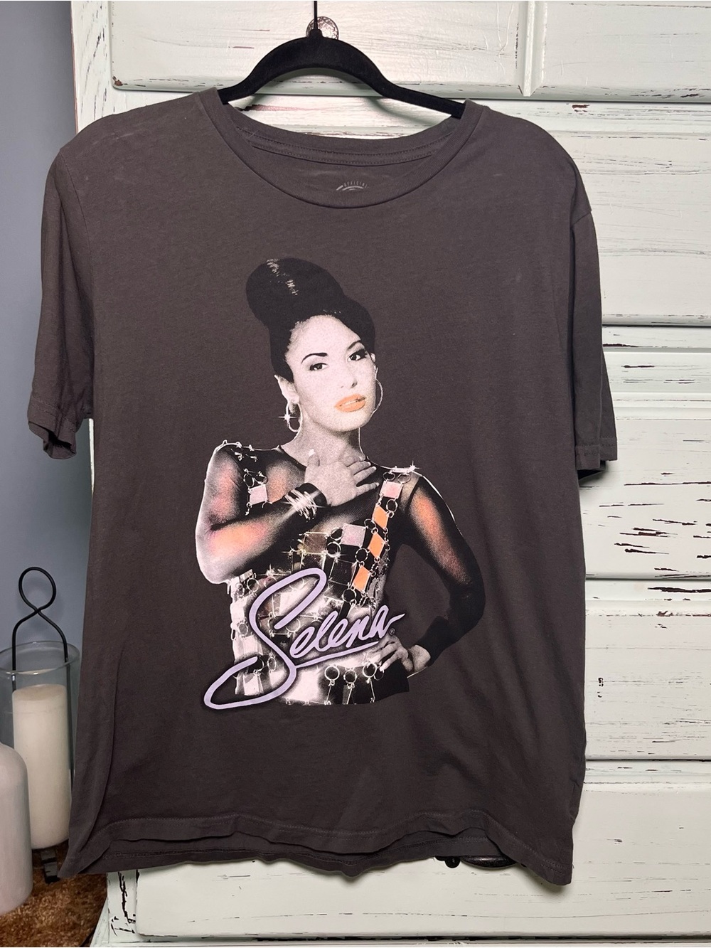 Selena Vintage-Style Gray Graphic Women’s Tee. Womens size large.